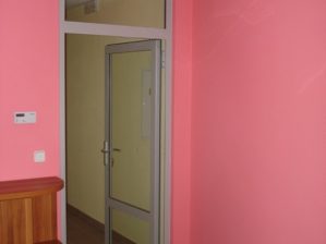 Vstupní automatické dveře, vnitřní interiérové stěny, Praha Horní Počernice, rok realizace 2008