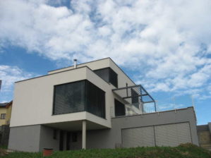 Rodinný dům Ostrava, rok realizace 2013, realizace hliníkových oken, dveří, žaluzií, opláštění cembonitem, zábradlí