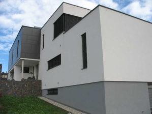 Rodinný dům Ostrava, rok realizace 2013, realizace hliníkových oken, dveří, žaluzií, opláštění cembonitem, zábradlí
