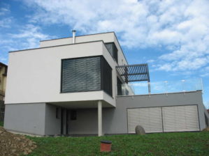 Rodinný dům Ostrava, rok realizace 2013, realizace hliníkových oken, dveří, žaluzií, opláštění cembonitem, zábradlí