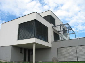 Rodinný dům Ostrava, rok realizace 2013, realizace hliníkových oken, dveří, žaluzií, opláštění cembonitem, zábradlí